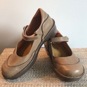 Naot Honey Leather, new